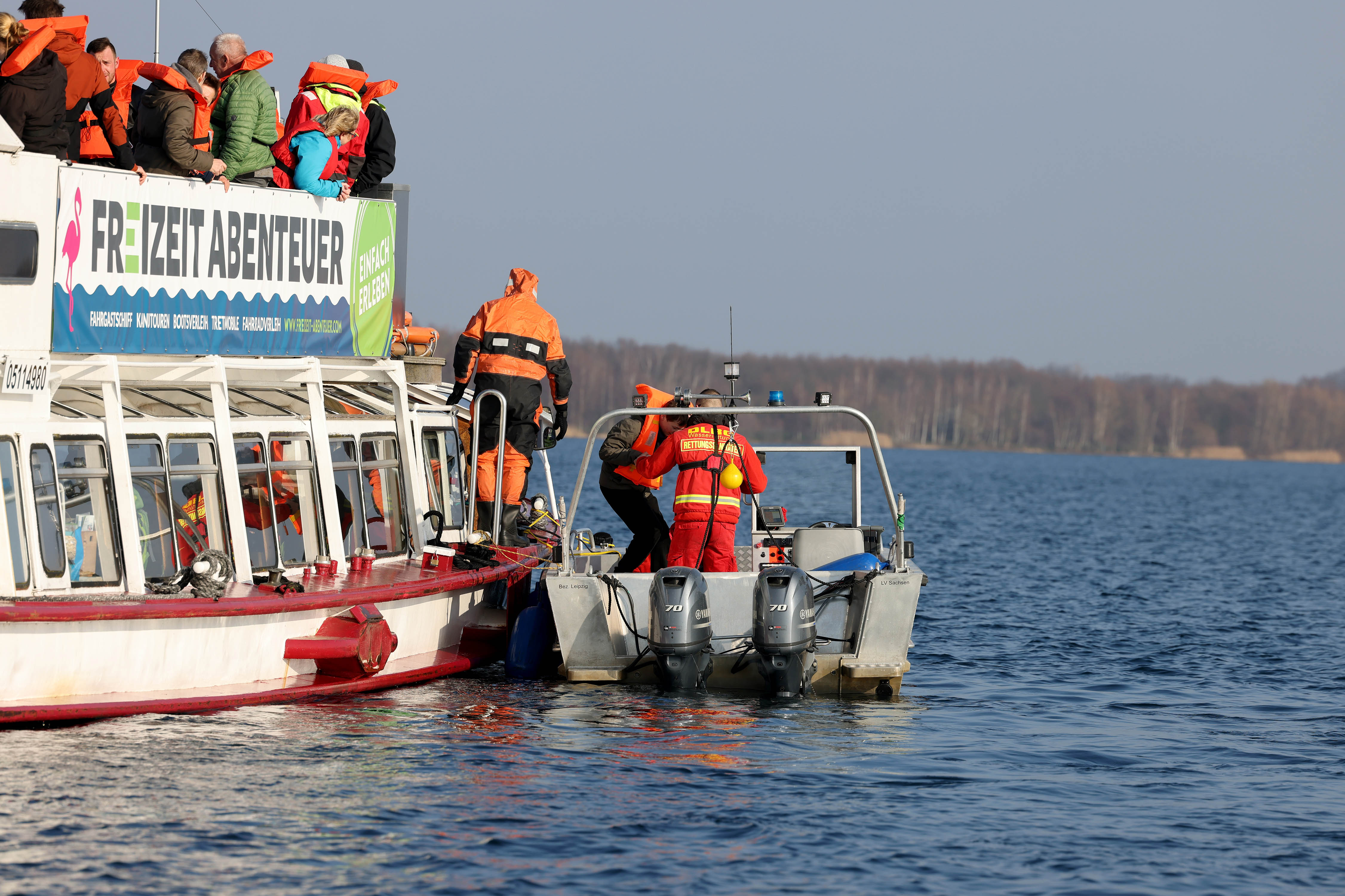 Rettungsboot nimmt Passagiere der MS Cospuden auf