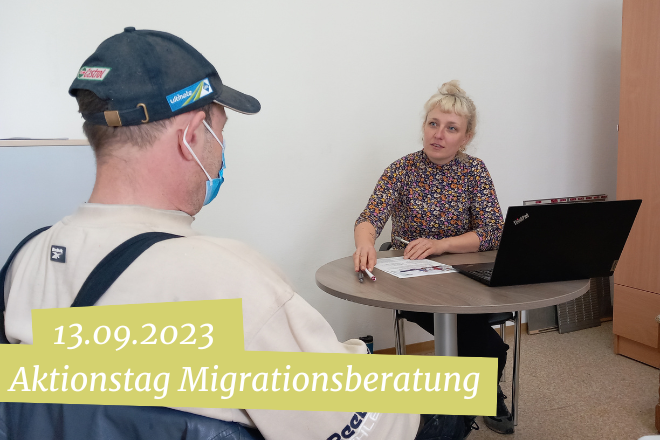 Frau berät Mann mit Migrationshintergrund