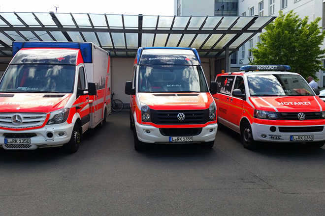 DRK Rettungsdienst Fahrzeugflotte auf dem Gelände des Universitätsklinikums Leipzig