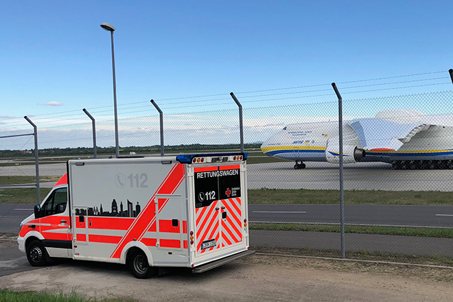 DRK Fahrzeug am Leipziger Flughafen vor einer Antonov
