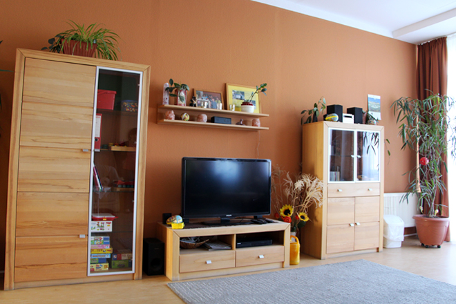 Eine Wohnzimmer mit Schränken und Fernseher in der Wohnstätte für Menschen mit Behinderung.