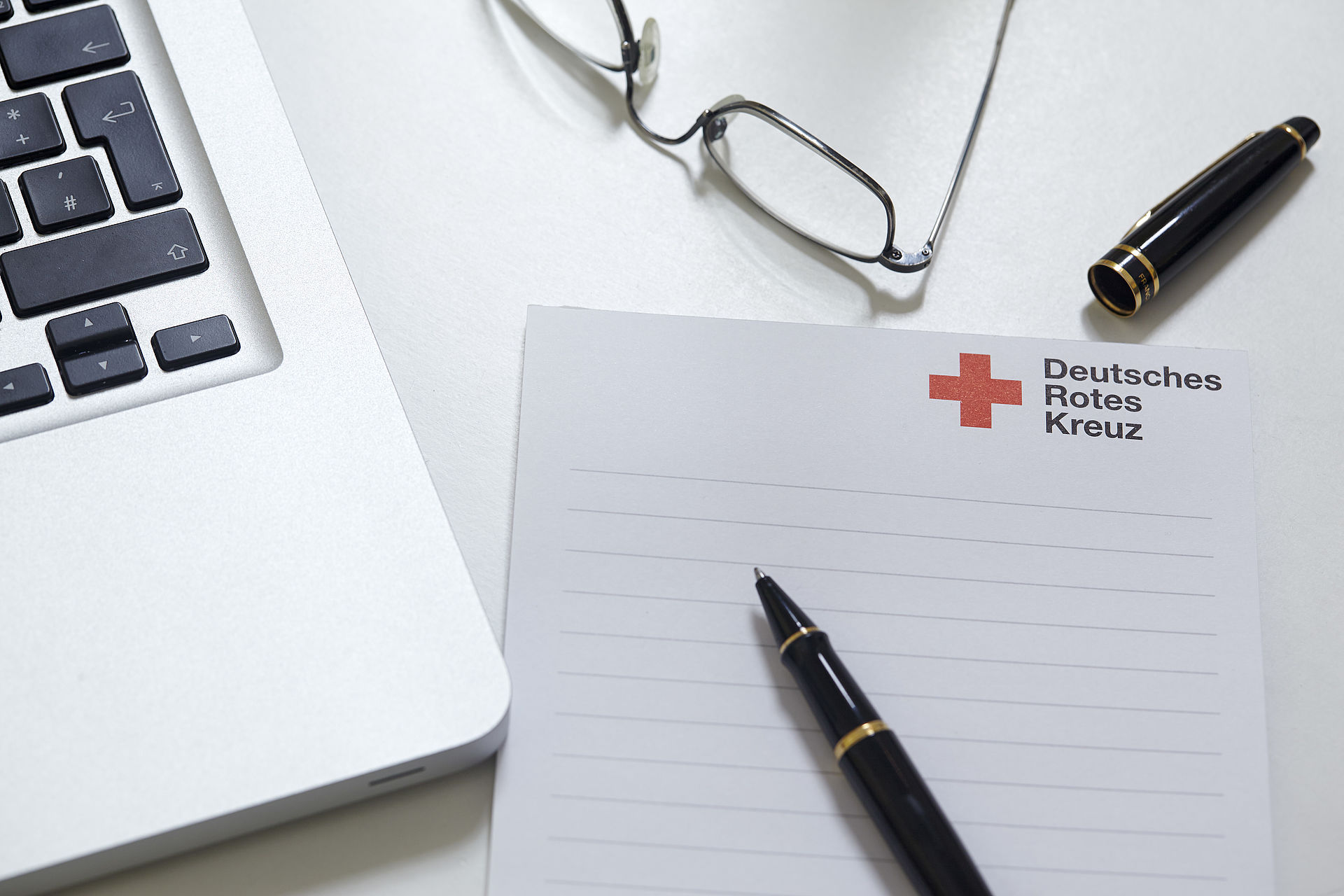 Symbolfoto: Schreibblock mit DRK - Logo