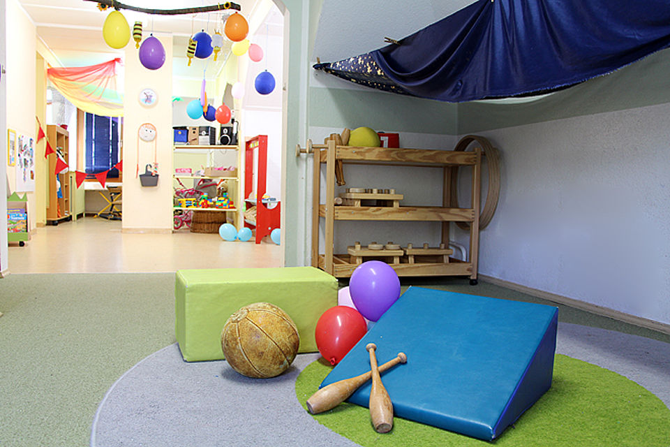 Sportraum mit Medizinball, Turnkeulen, Luftballons und anderen Sportgeräten