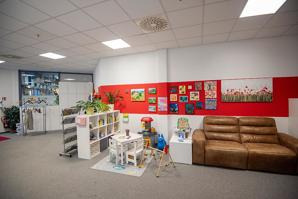 Großer Raum mit Kinderspielecke und Sofa