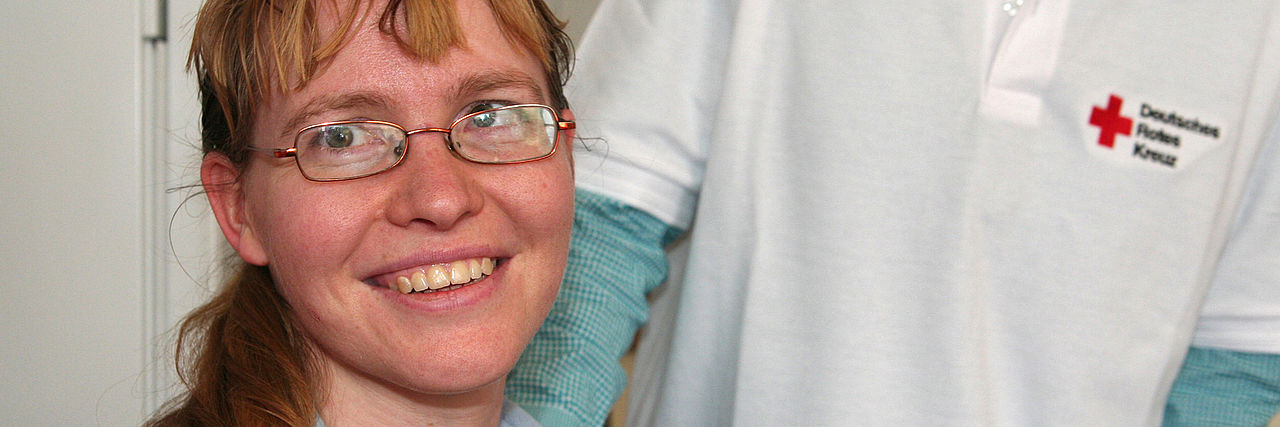 beeinträchtigte Person mit Pflegekraft