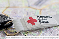 Autoschlüssel mit DRK-Anhänger liegt auf einem Stadtplan