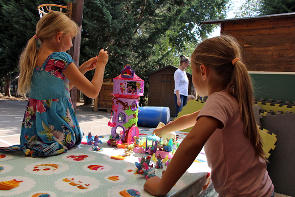 Mädchen spielen im Garten mit Feenspielzeug