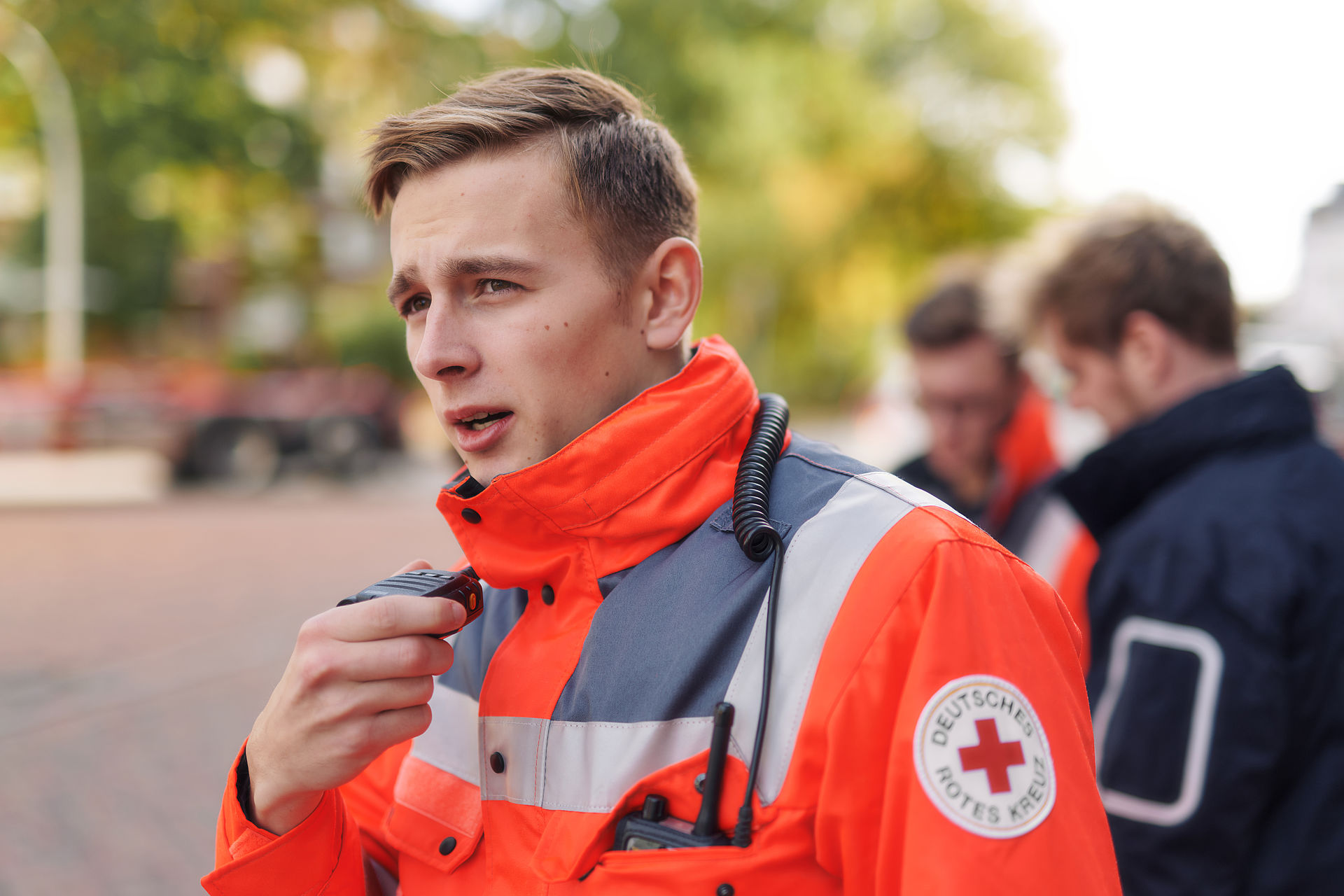 Mann in Einsatzkleidung spricht in Funkgerät
