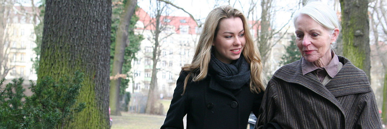 2 Frauen gehen im Park spazieren