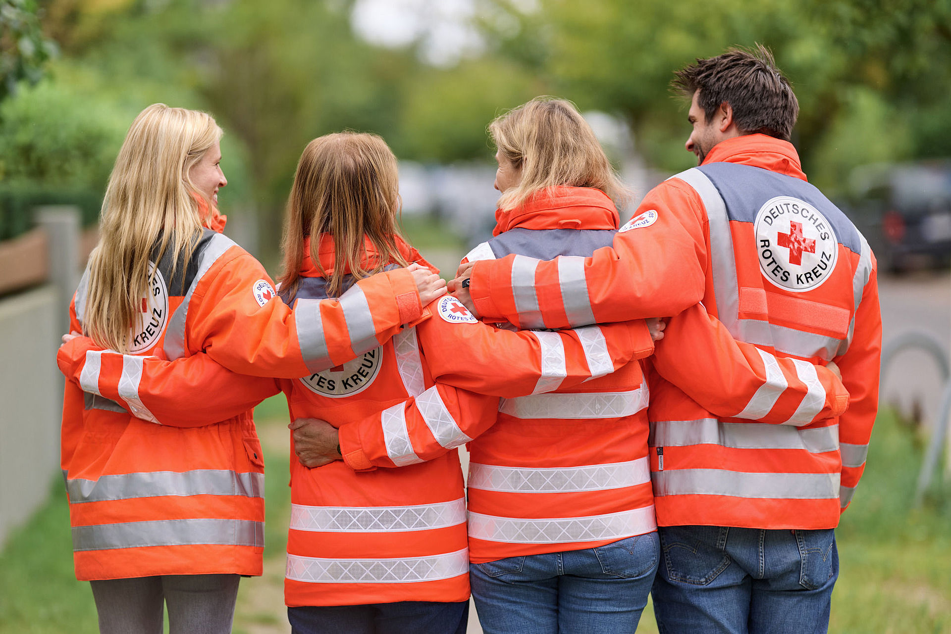 Symbolfoto Team des DRK in Einsatzjacken, Rückansicht - 2025