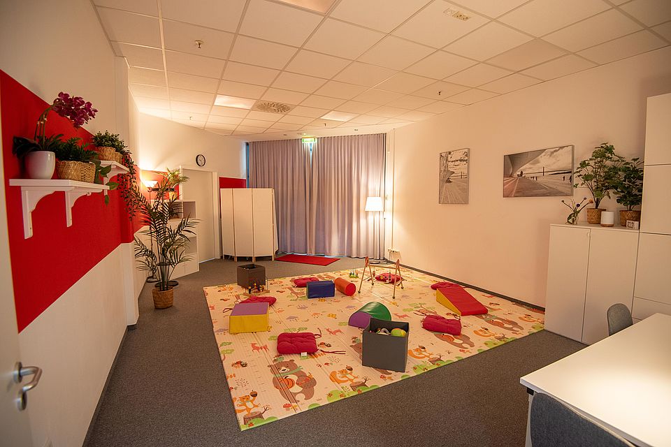 gemütlicher Raum mit Matten und Spielsachen