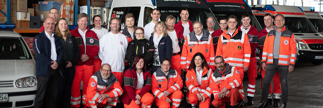 Gruppenbild von mehreren Ehrenamtlichen in Einsatzkleidung mit DRK Logo