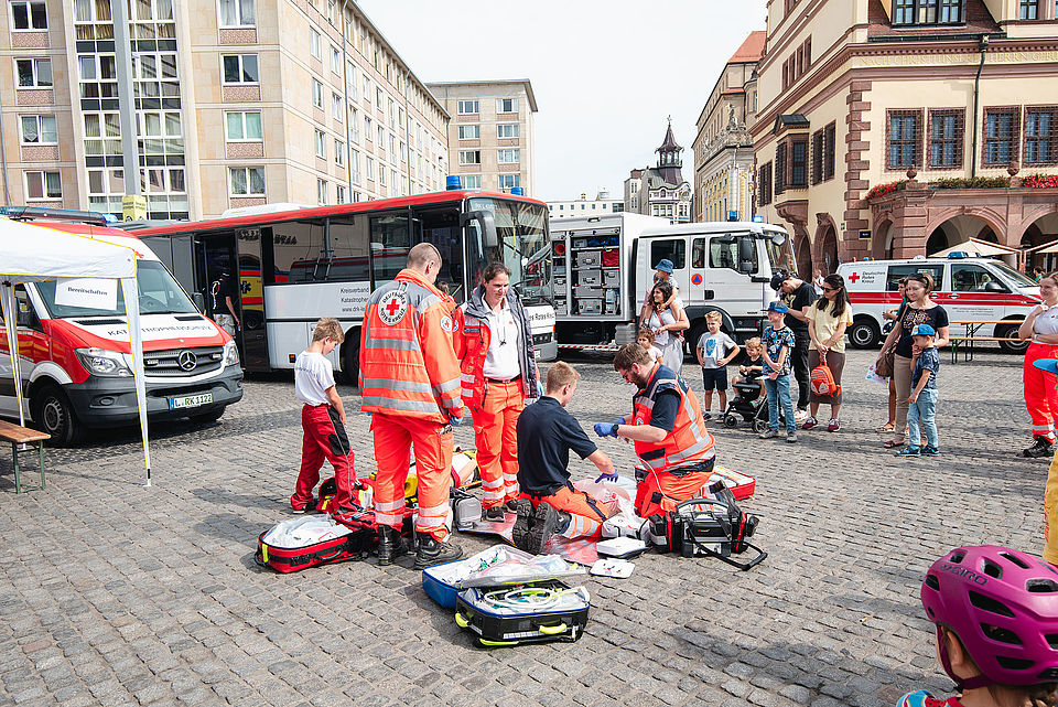 Wasserwacht, Bereitschaften und Rettungsdienst bei einer gemeinsamen Vorführung der Reanimation