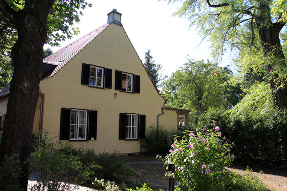 alte Villa in baumbestandenem Garten