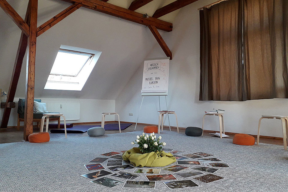 Raum im Dachgeschoss, der mit Hockern, Sitzkissen, Fotos ausgestattet ist