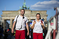 Einsatz von rund 120 ehrenamtlichen Sanitätern des DRK Landesverbandes Berlin auf der Fussball-Europameisterschaft - Fanmeile am Brandenburger Tor in Berlin, am Tag des Halbfinalspiels Frankreich - Deutschland: Streifenteam vom KV Müggelspree vor dem Brandenburger Tor  - 07.07.2016
