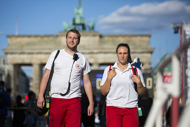 Einsatz von rund 120 ehrenamtlichen Sanitätern des DRK Landesverbandes Berlin auf der Fussball-Europameisterschaft - Fanmeile am Brandenburger Tor in Berlin, am Tag des Halbfinalspiels Frankreich - Deutschland: Streifenteam vom KV Müggelspree vor dem Brandenburger Tor  - 07.07.2016