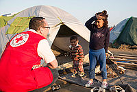 Ein Mitarbeiter des DRK in einem Flüchtlingscamp