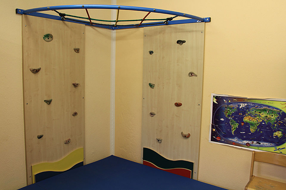 Bewegungsraum mit Indoor-Kletterwand
