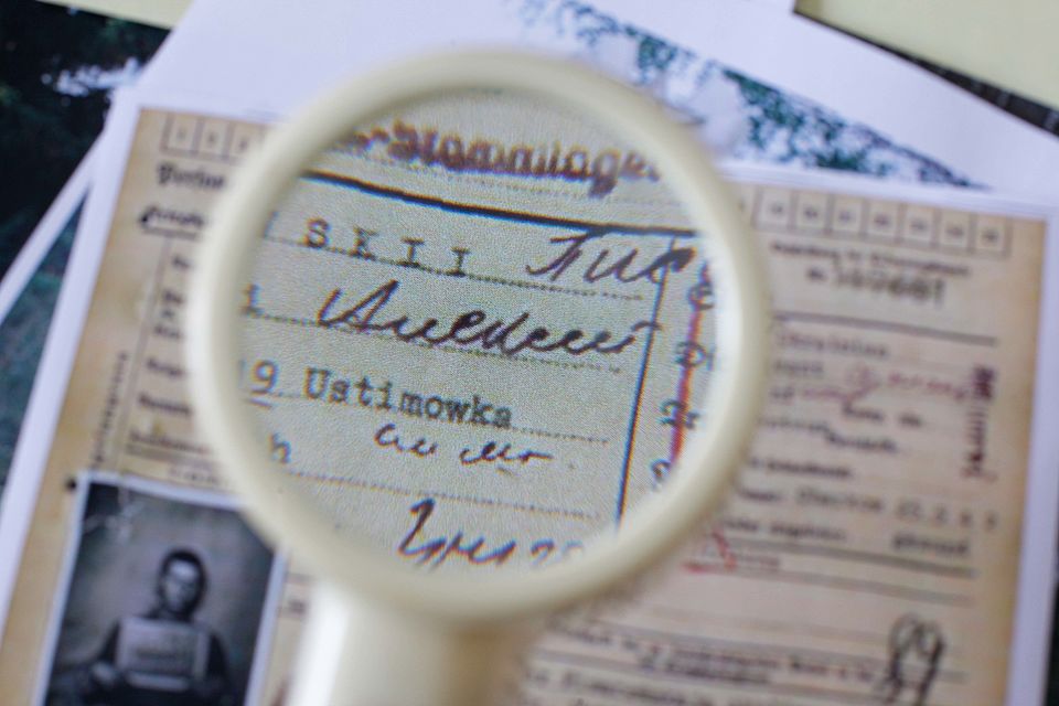 Lupe vergrößert Schrift auf alter Karteikarte
