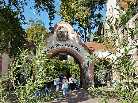 Zooeingang mit dem Löwenkopf von Arthur Puff im Hauptportal