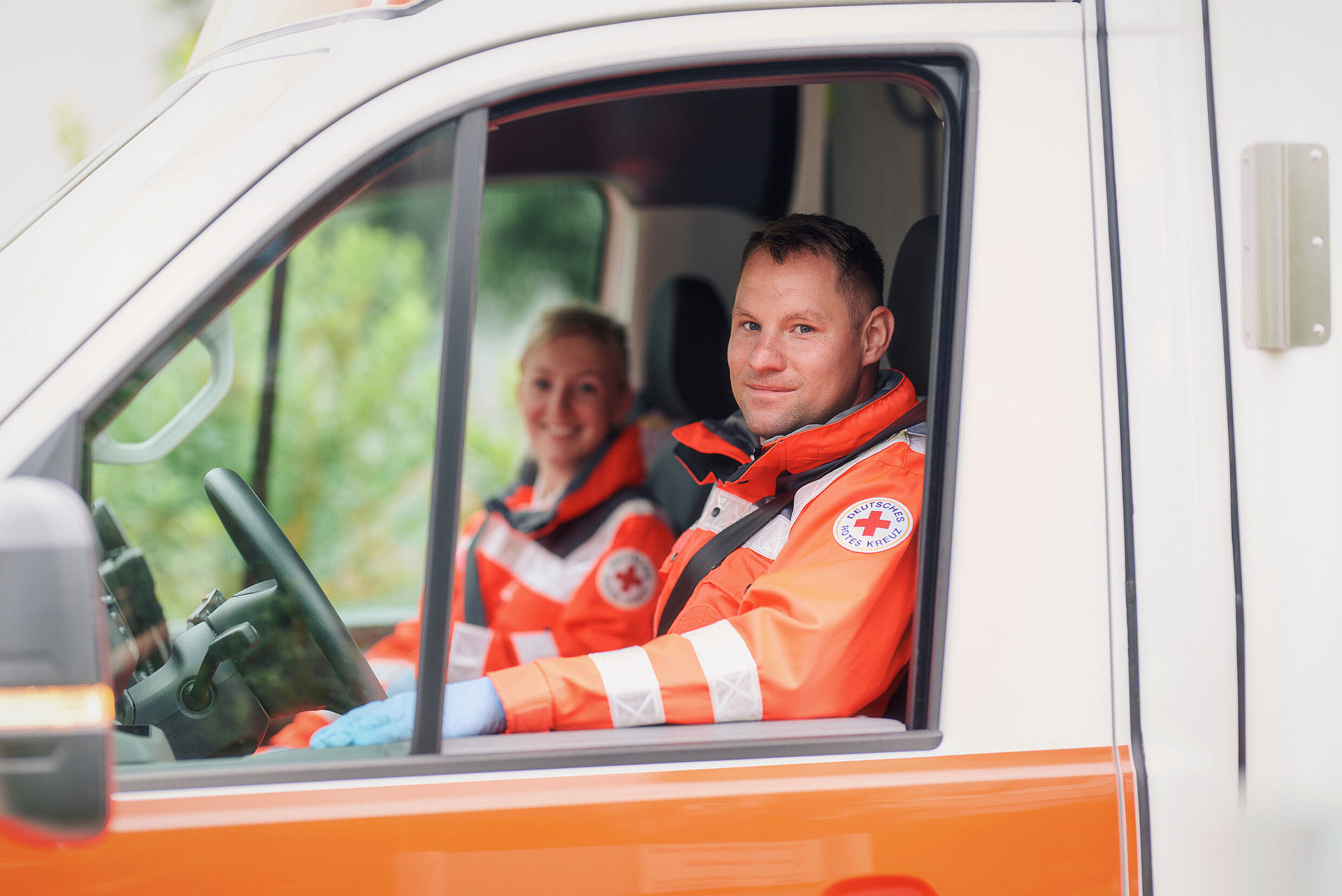 2 Rettungsdienstkräfte im Fahrerhaus eines RTW
