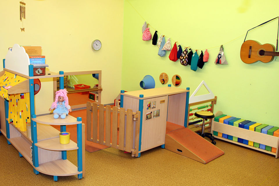 Spielecke mit Kletterelementen, Puppentheater und Gitarre