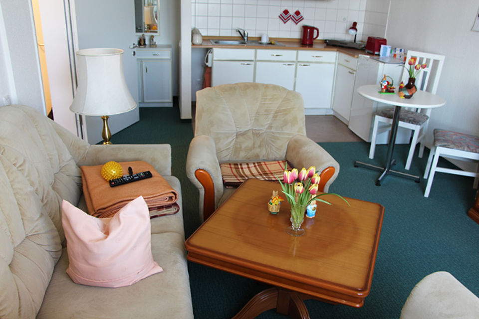 Wohnzimmer mit Blick in offene Küche