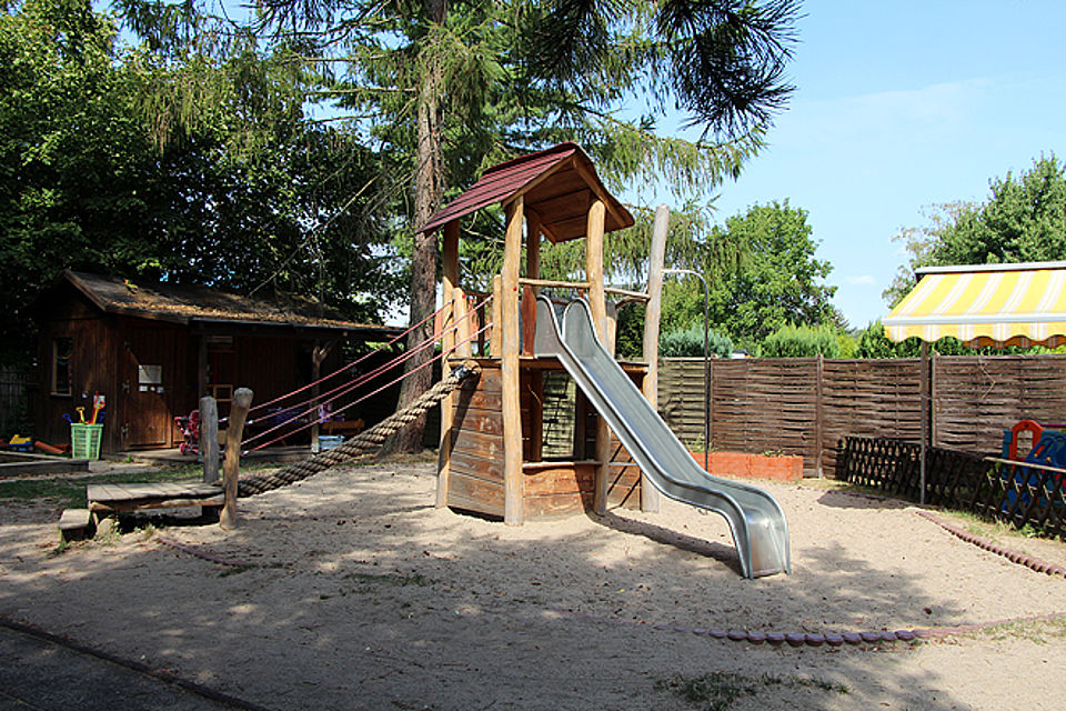 Kletter- und Rutschturm im Garten