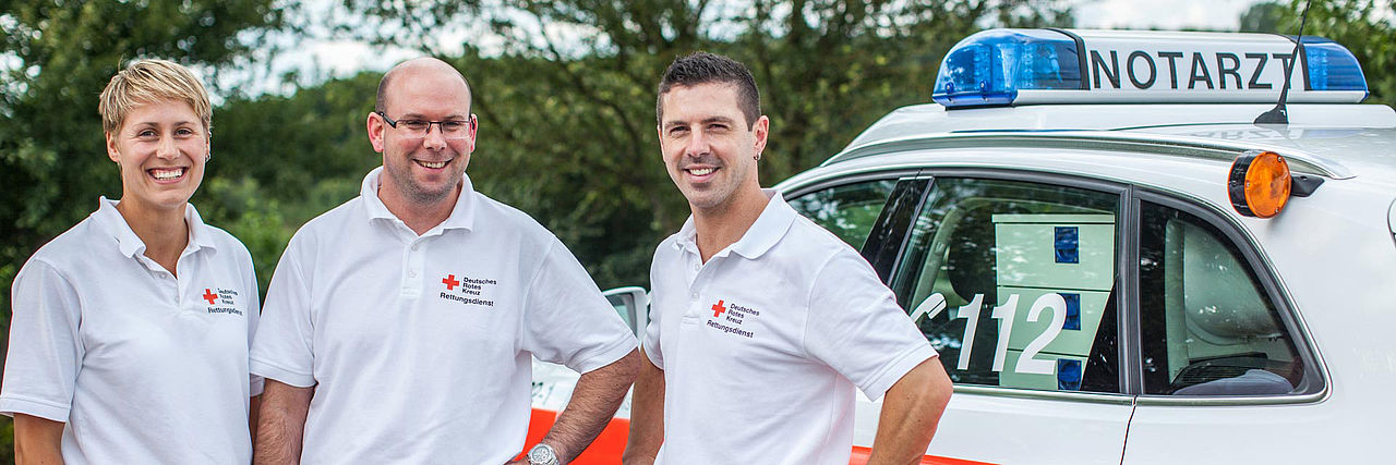 Ein Einsatzteam des Rettungsdienst vor einem Notarzteinsatzfahrzeug Ein Einsatzteam des Rettungsdienst vor einem Notarzteinsatzfahrzeug