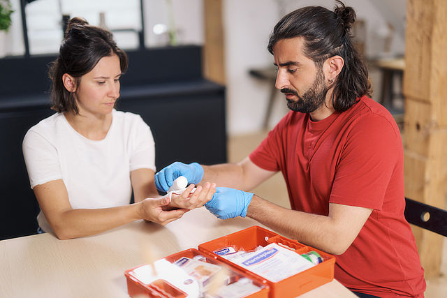 Mann verbindet Frau eine Hand