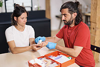 Mann verbindet Frau eine Hand