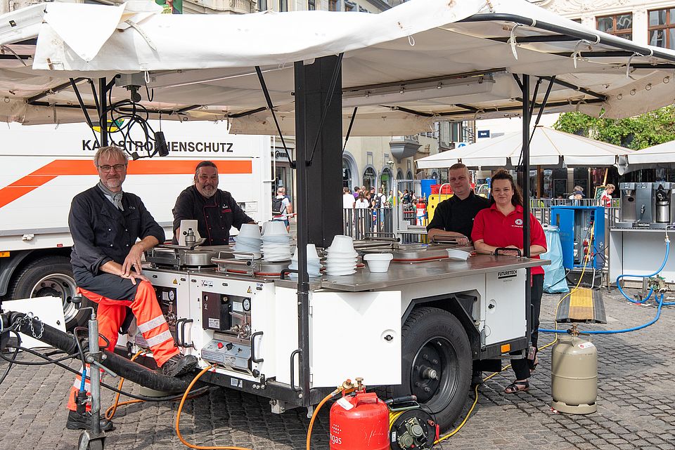 Feldkochteam präsentiert sich an der Feldküche 