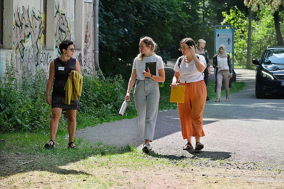 3 Frauen spazieren durch den Park