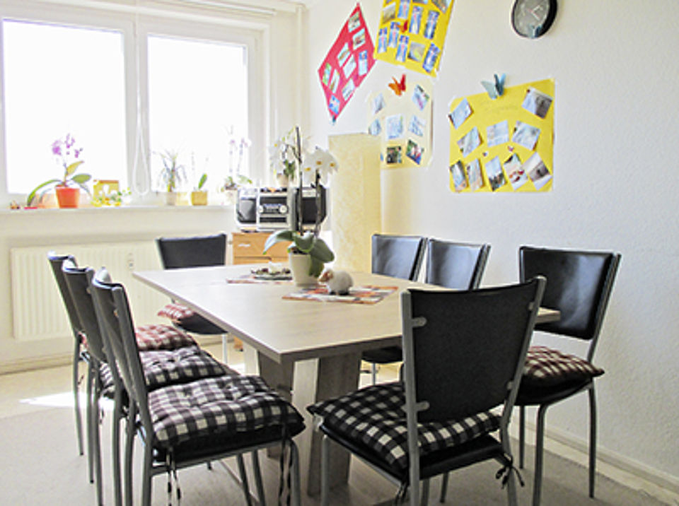 heller Raum mit Tisch und Stühlen
