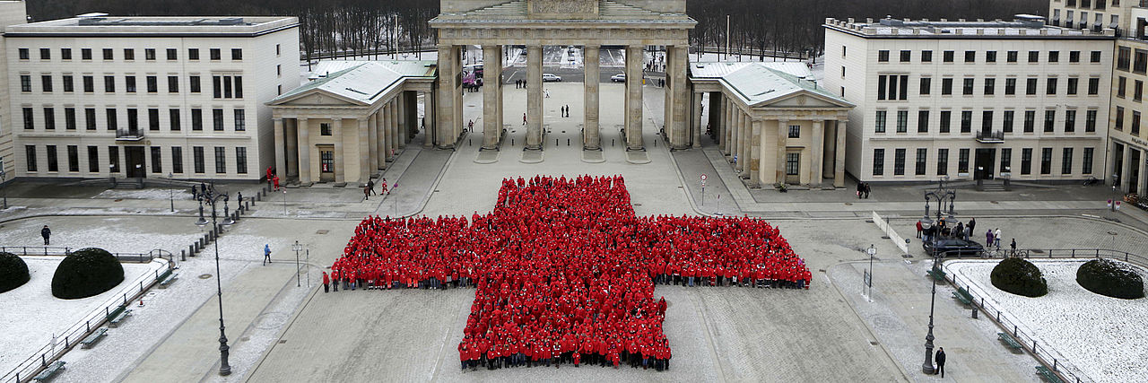 Mitglieder des DRK vor dem Brandenburger Tor formen ein Rotes Kreuz