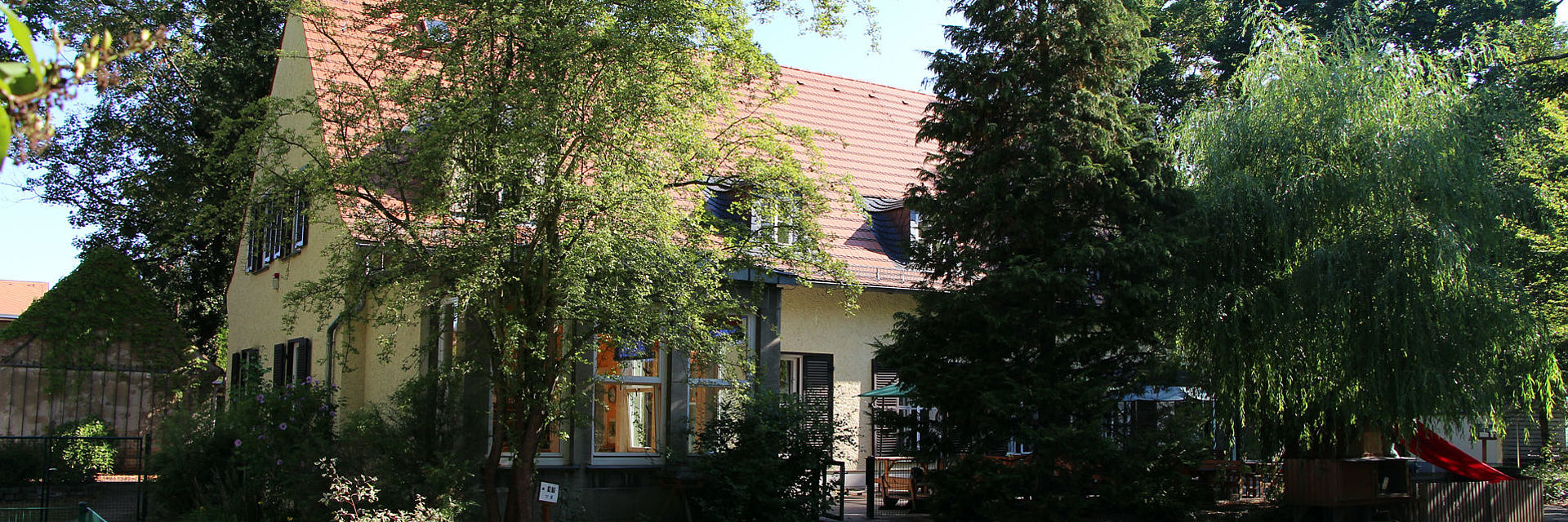 alte Villa inmitten eines schönen Gartens
