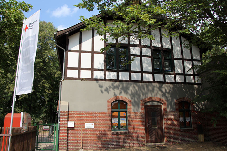 Backstein-Fachwerk-Bau mit DRK-Fahne