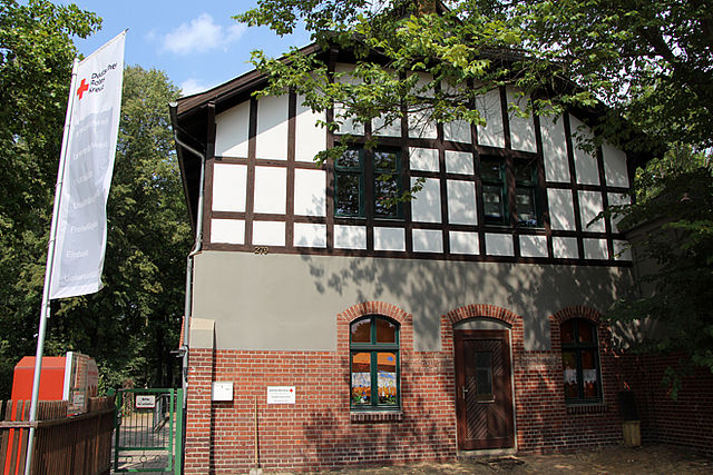 Backstein-Fachwerk-Bau mit DRK-Fahne