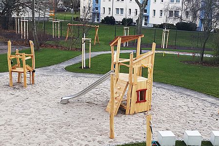 Rutsch-, Kletter- und Spielgeräte aus Holz im Garten