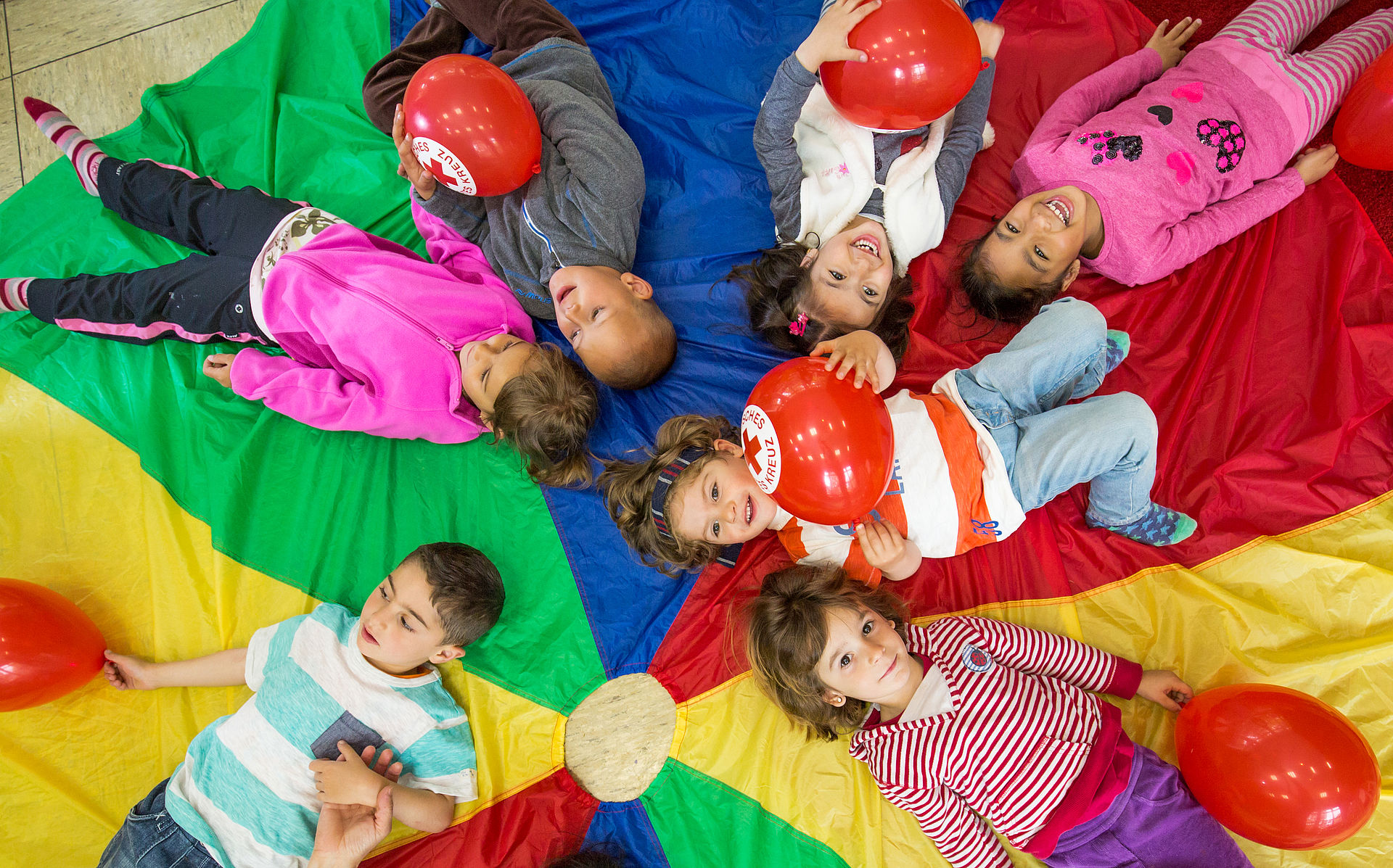 Erstaufnahme für Asylsuchende des DRK Hamburg - Harburg im Stadtteil Wilhelmsburg: Kinder von Flüchtlingen in der Kindertagesstätte - Juni 2015