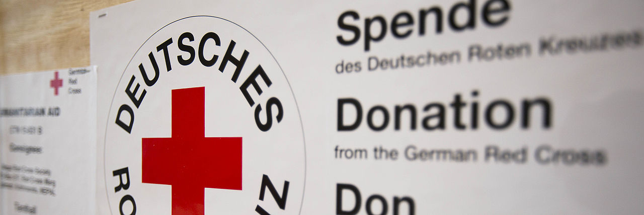 Versandkiste mit großem Aufkleber mit DRK-Logo und Spendenhinweis