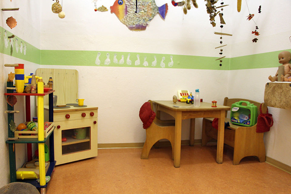 Spielküche aus Holz mit Herd, Sitzecke und Gemüseregal