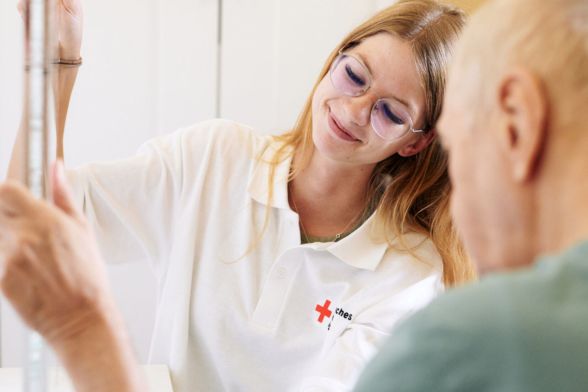 Eine Betreuerin im Therapieraum mit einem Bewohner