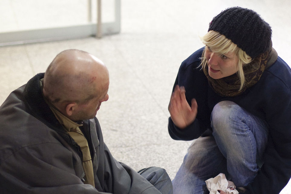 Eine Freiwillige spricht einen Bedürftigen im Rahmen der Kältehilfe an