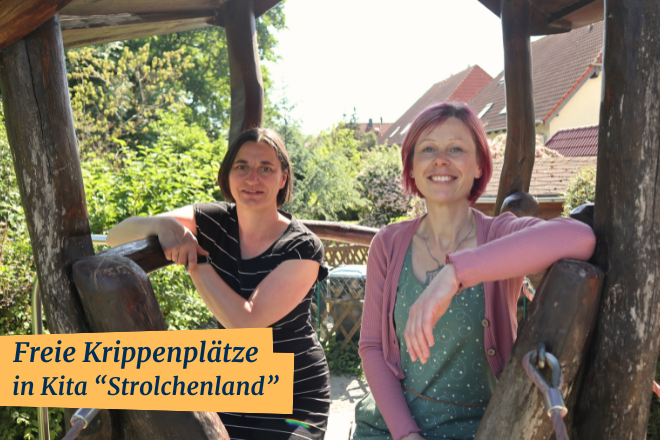 zwei Frauen sitzen auf Holzgestell, Schriftzug: Freie Krippenplätze in Kita Strolchenland