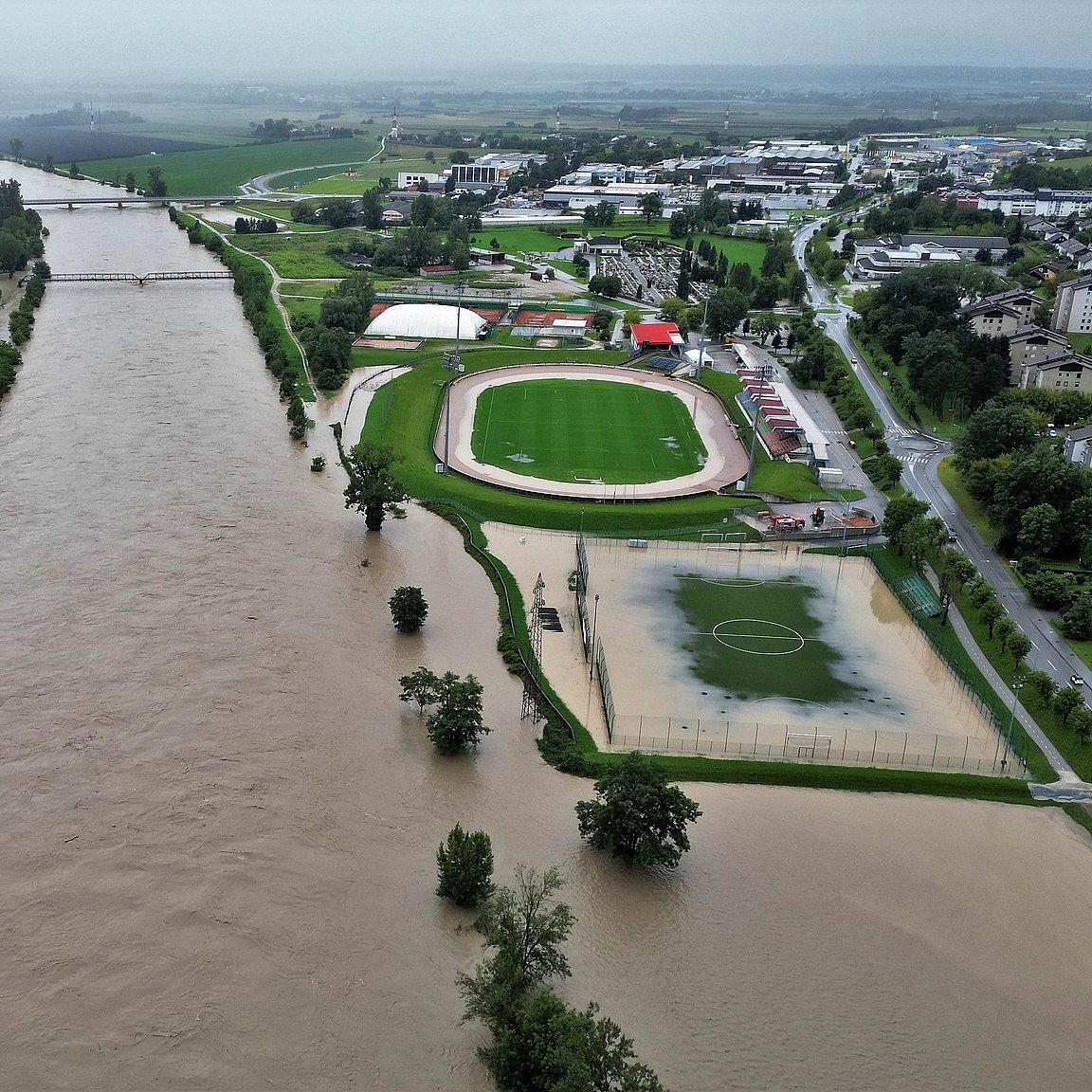 Fluss ist über Ufer getreten und hat Stadion überschwemmt