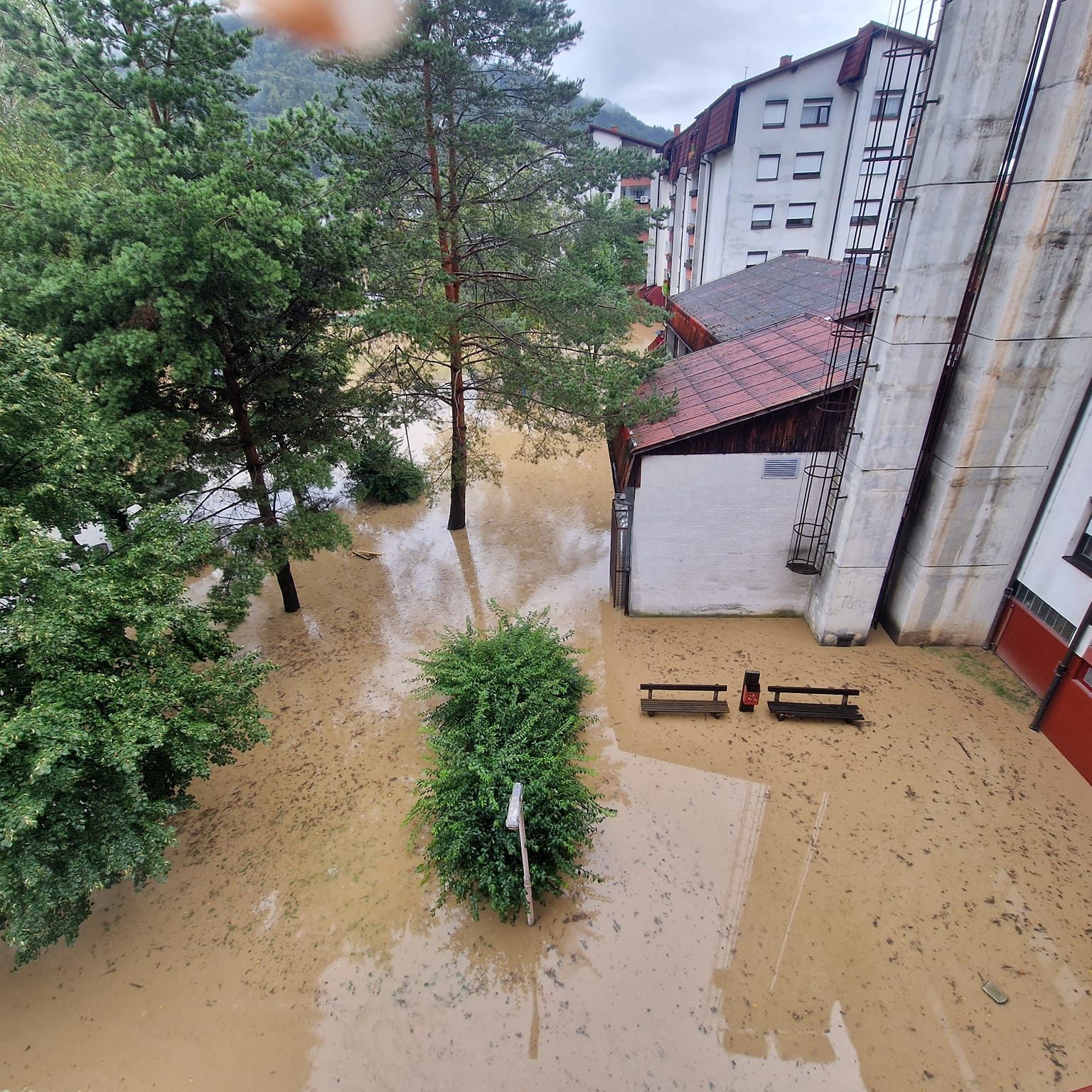 Blick von oben auf Hochwasser und Wohnhäuser