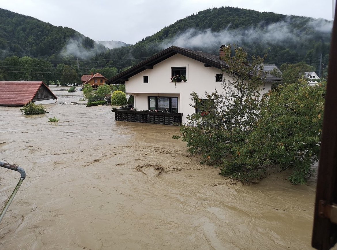 Hochwasser hat erste Etage der Einfamilienhäuser erreicht